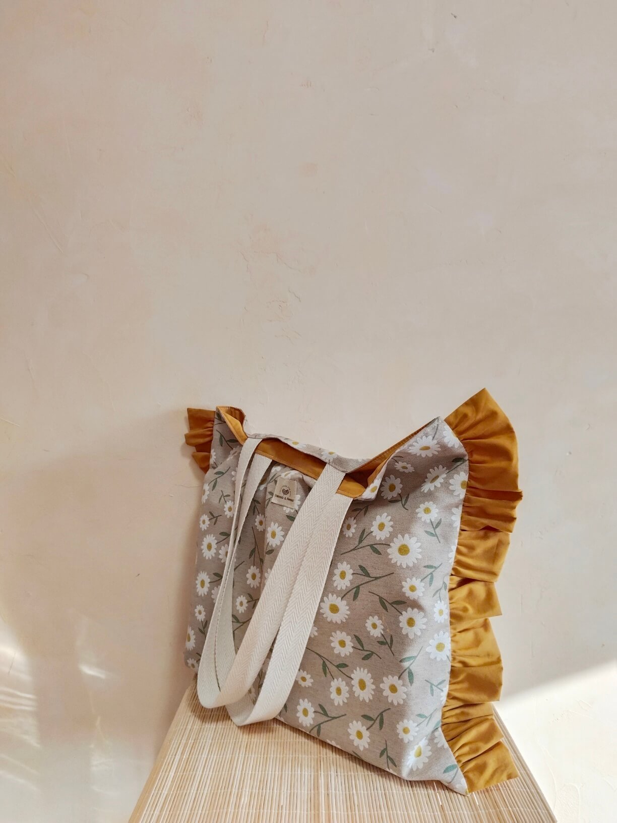 Bolso Tote con Volante "Camile" margaritas - Imagen 2